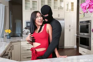 Cảm động hai chị hàng xóm liếm cà cậu sinh viên nghèo