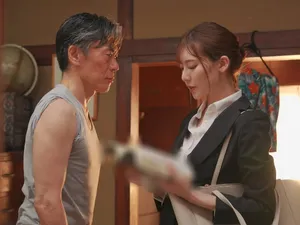 Chê chồng yêu cặc bé, vợ của con trai nhìn trộm bố gã chồng thủ dâm