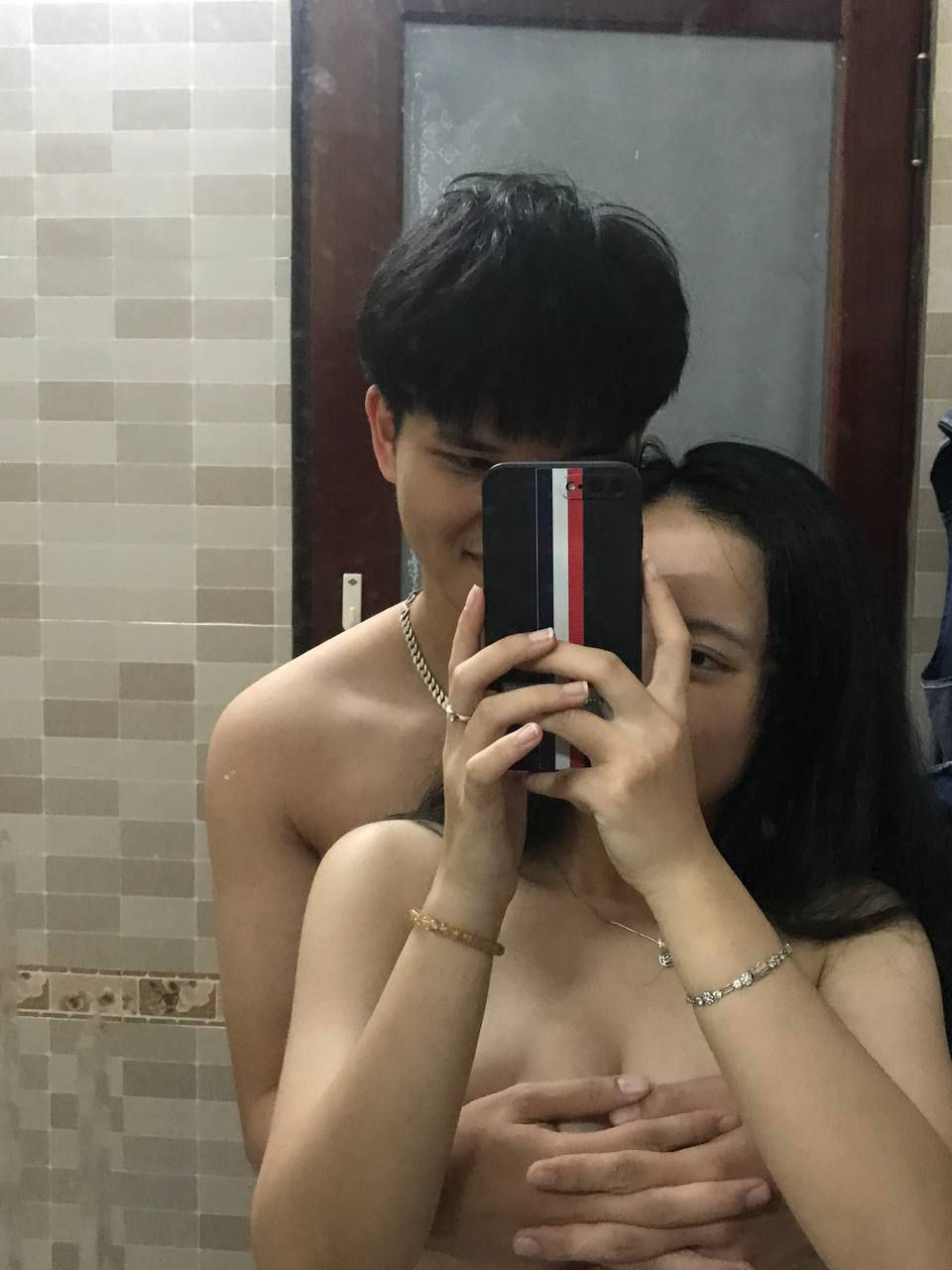 Jiufeng hét lên đau đớn, và ở phút thứ 7 rưỡi, anh ấy đã bị quan hệ mà không dùng bao cao su, thật là phấn khích! Đáng để sưu tầm! Trang chủ phần tiếp theo đã được cập nhật!
